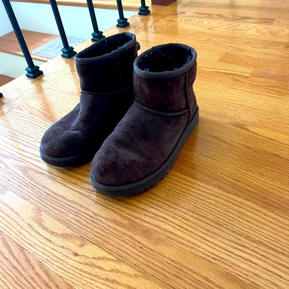 Mini brown uggs, size 7